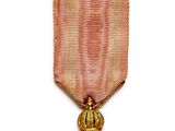 une image d'une médaille entourée d'un ruban sur fond blanc