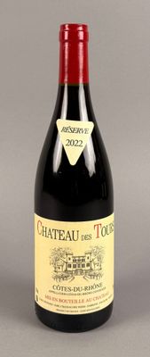 une bouteille de vin posée sur une table