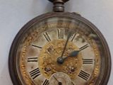 une vieille montre de poche ornée de chiffres romains