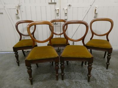 Série de 5 chaises anglaises en acajou, à pieds tournés, ass…