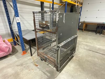 un chariot en métal contenant tout un tas d'objets