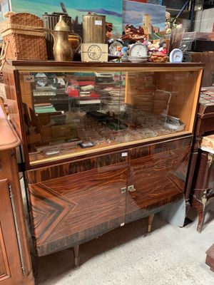 Buffet vitrine en bois de placage.