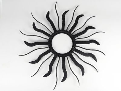 une photo en noir et blanc d'un cadran solaire accroché au mur