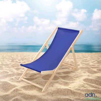 une chaise longue bleue posée sur le sable de la plage