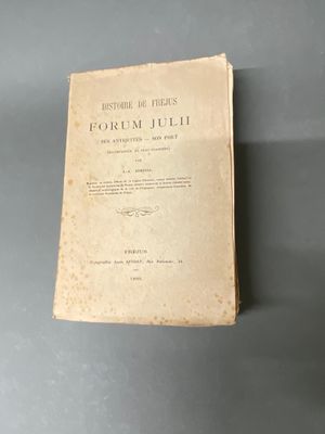 un vieux livre posé sur une table posé sur une table
