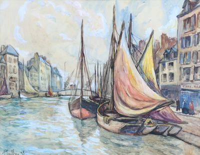 de nombreux bateaux amarrés dans l'eau près des immeubles