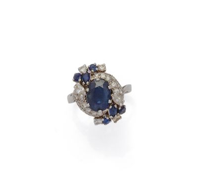 une bague à grappes de saphirs et de diamants
