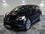 la voiture noire est garée sur un sol en damier dans le garage
