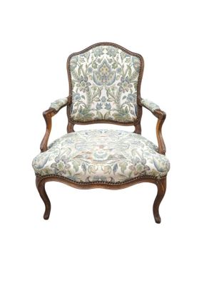 FAUTEUIL à la reine en hêtre naturel mouluré. Epoque Louis X…