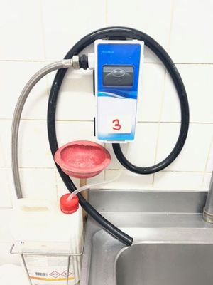 un évier muni d'un robinet et dans lequel se trouve un robinet