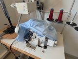 une machine à coudre posée sur une table dans une pièce
