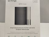 une boîte contenant un appareil connecté, posée sur une table