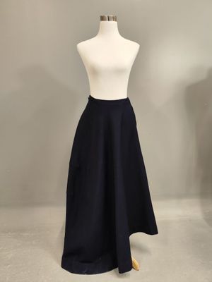 un mannequin blanc portant une jupe noire, sur un mannequin