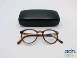un gros plan sur une paire de lunettes posée sur une table