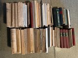 beaucoup de livres empilés par terre