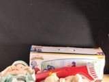 une table sur laquelle se trouvent un ours en peluche, des livres et d'autres objets