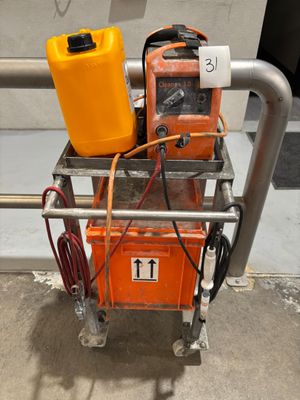 un bac orange et une poubelle jaune sur un chariot