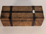 une petite boîte en bois sur laquelle est accrochée une étiquette