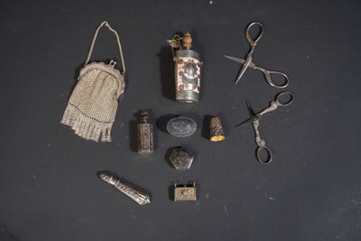 un grand nombre d'objets posés sur une table