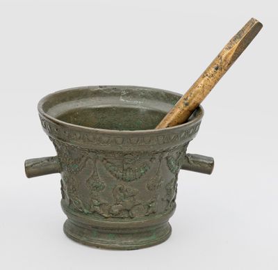 Mörser mit Puttendekor Bronze. Sur un support profilé et exc…