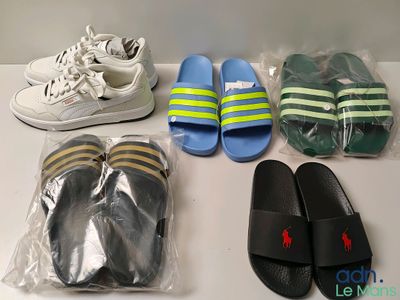 plusieurs paires de chaussons, une paire de chaussures, une paire de chaussons et une paire de chaussons