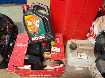 une boîte d'huile moteur et un bidon d'huile moteur