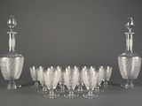 une photo représentant un ensemble de verres à vin et une carafe posés sur une table