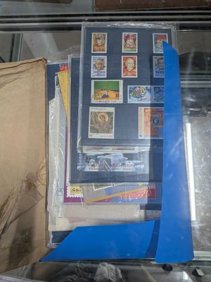 une vitrine recouverte de nombreux timbres