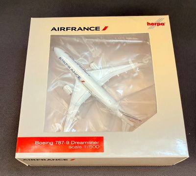 une maquette d'avion posée dans une boîte sur une table