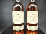 deux bouteilles de vin posées sur une table noire