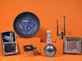 de nombreux objets posés sur une surface orange