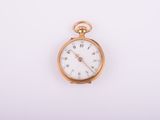 montre de poche sur fond blanc avec un espace réservé à votre texte