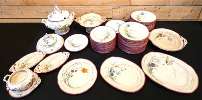 beaucoup d'assiettes et de bols sur la table
