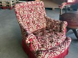 une chaise qui se trouve au milieu d'une pièce
