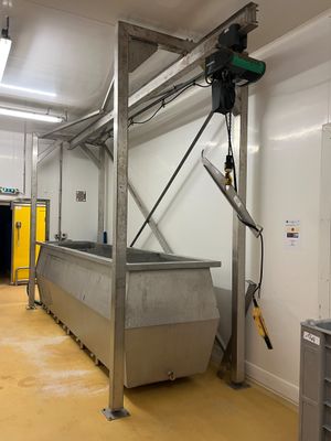 une grande machine qui se trouve au milieu d'une pièce
