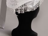 un chapeau blanc sur une tête de mannequin noire