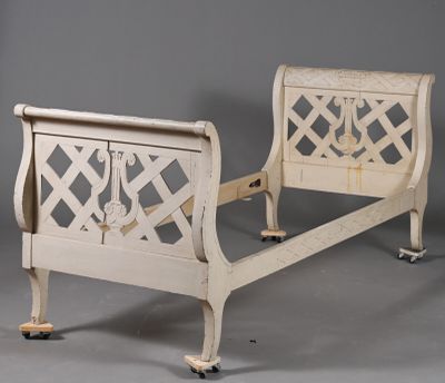 un lit blanc avec une tête et un pied de lit en bois