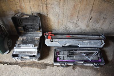 deux valises posées par terre l'une à côté de l'autre