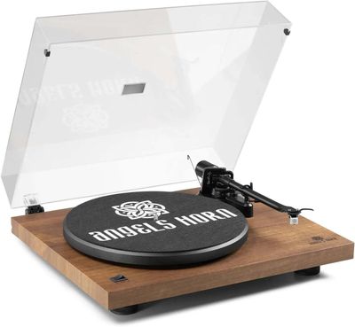 un gros plan d'un tourne-disque posé sur une surface en bois