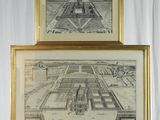 deux photos encadrées représentant un grand bâtiment, posées sur un socle