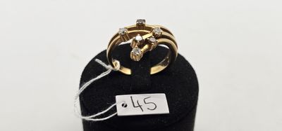 Gros plan sur une bague en or ornée d'un diamant