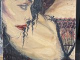 un tableau représentant une femme en robe rouge et une photo d'une femme en robe rouge