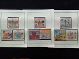 beaucoup de timbres collés sur une feuille de papier