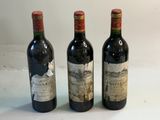 trois bouteilles de vin posées l'une à côté de l'autre sur une table