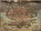une image représentant une carte d'une ville accrochée au mur