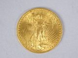 gros plan d'une pièce d'or sur une surface blanche