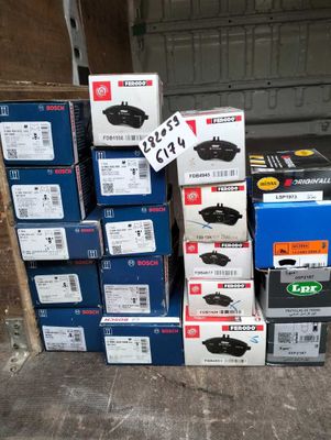 Plusieurs cartons sont empilés les uns sur les autres dans un garage.