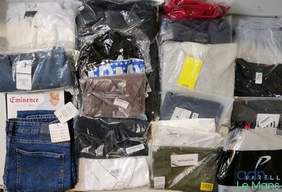 de nombreux types de vêtements sont exposés dans le magasin