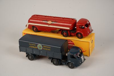 deux camions jouets posés l'un sur l'autre