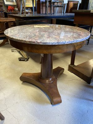une table avec un plateau en marbre dans une pièce